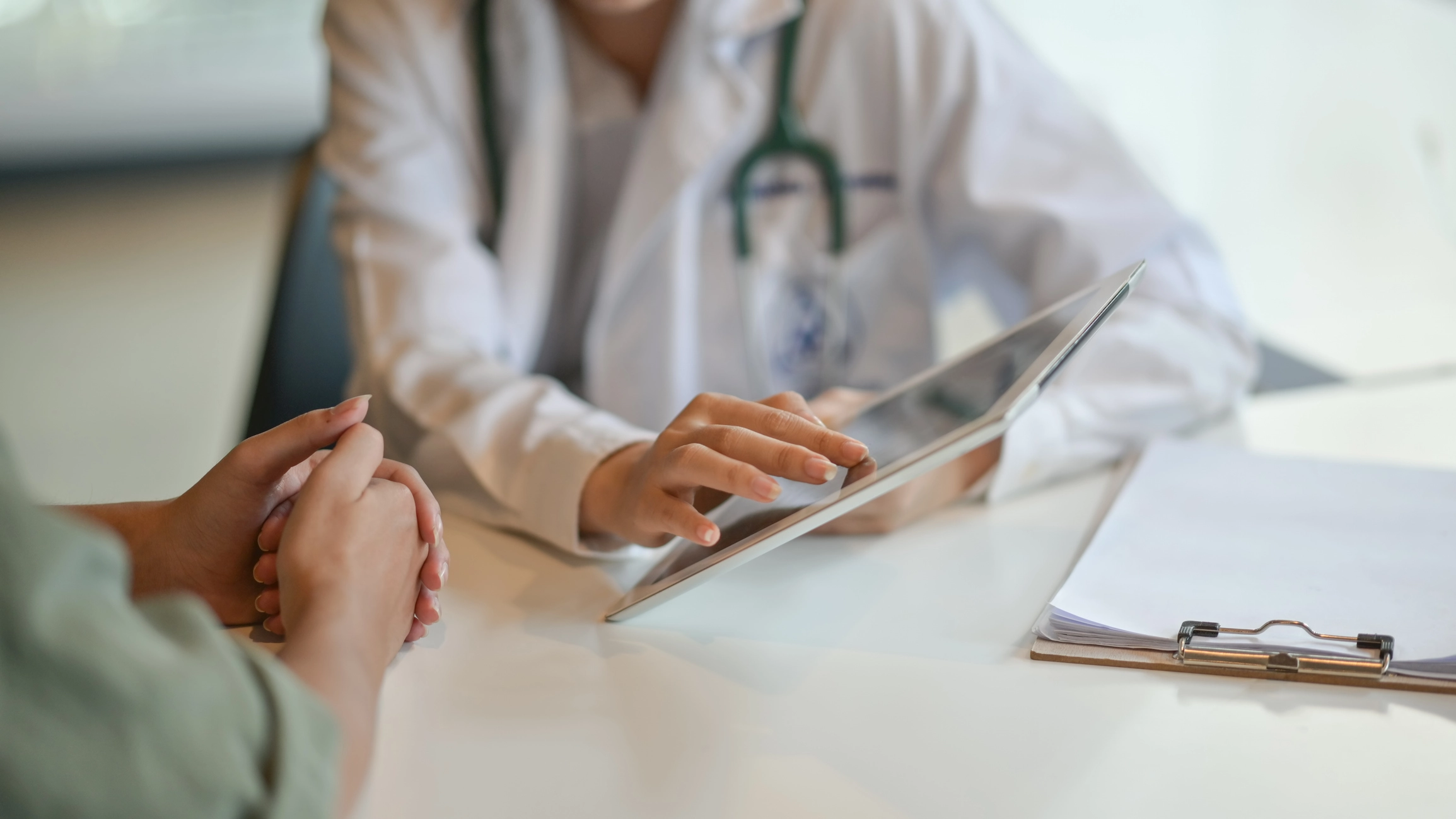 Hausärztin berät Patientin